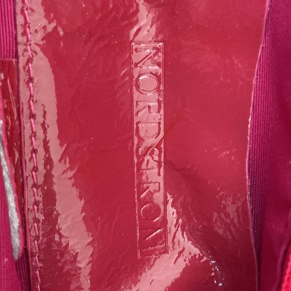 Pink clutch/purse with wristlet. 11x6 - Picture 9 of 13